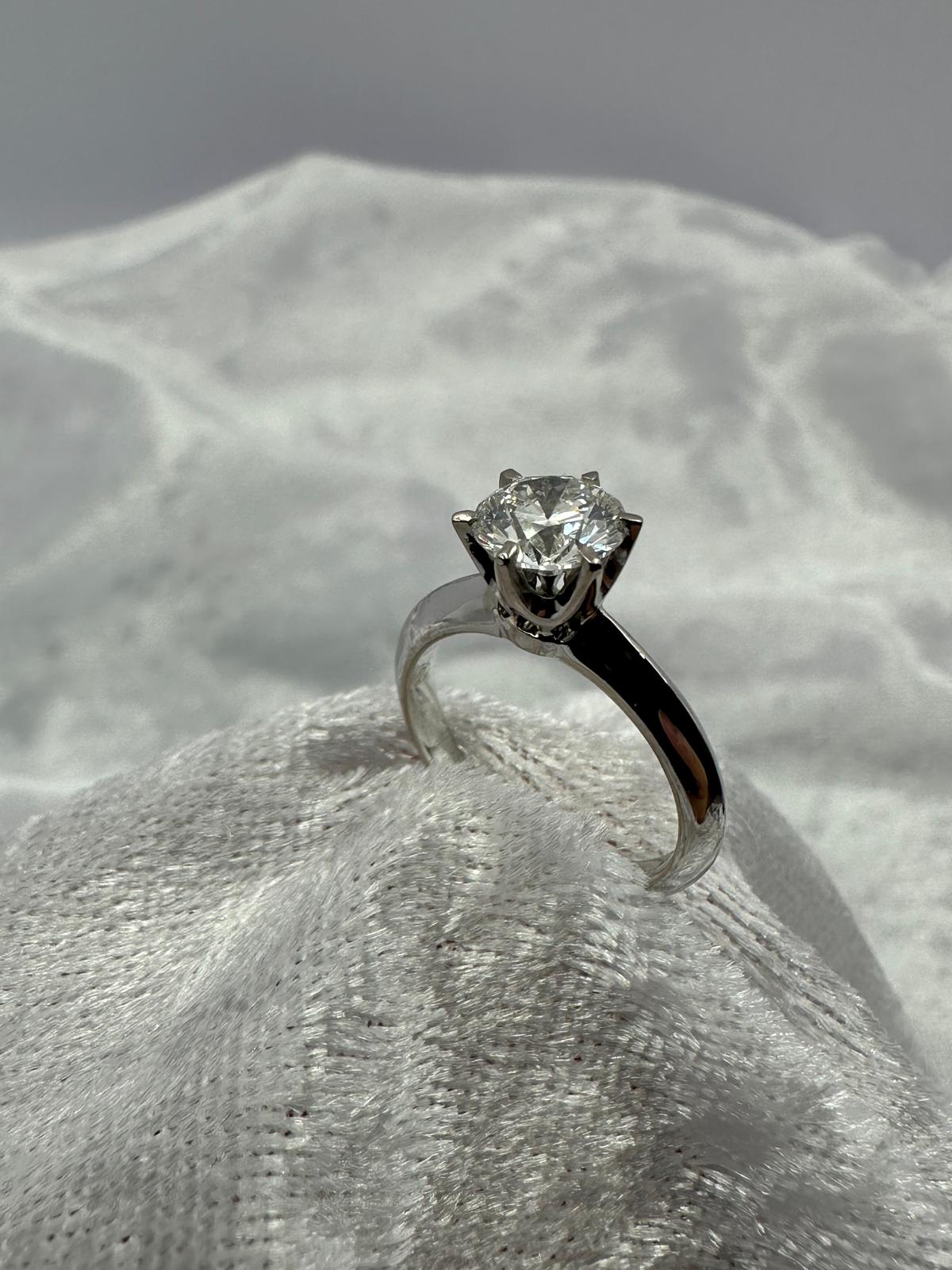 GIA certified round F/SI1 in 18K white gold solitaire ring