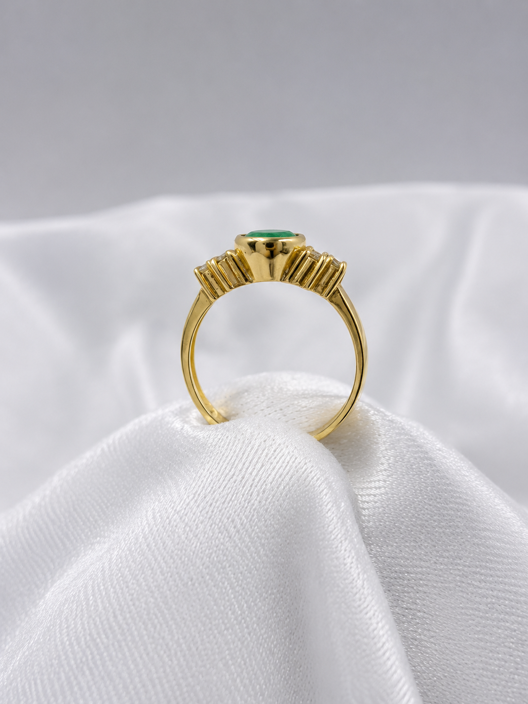 18K yellow gold oval green emerald ring with diamonds