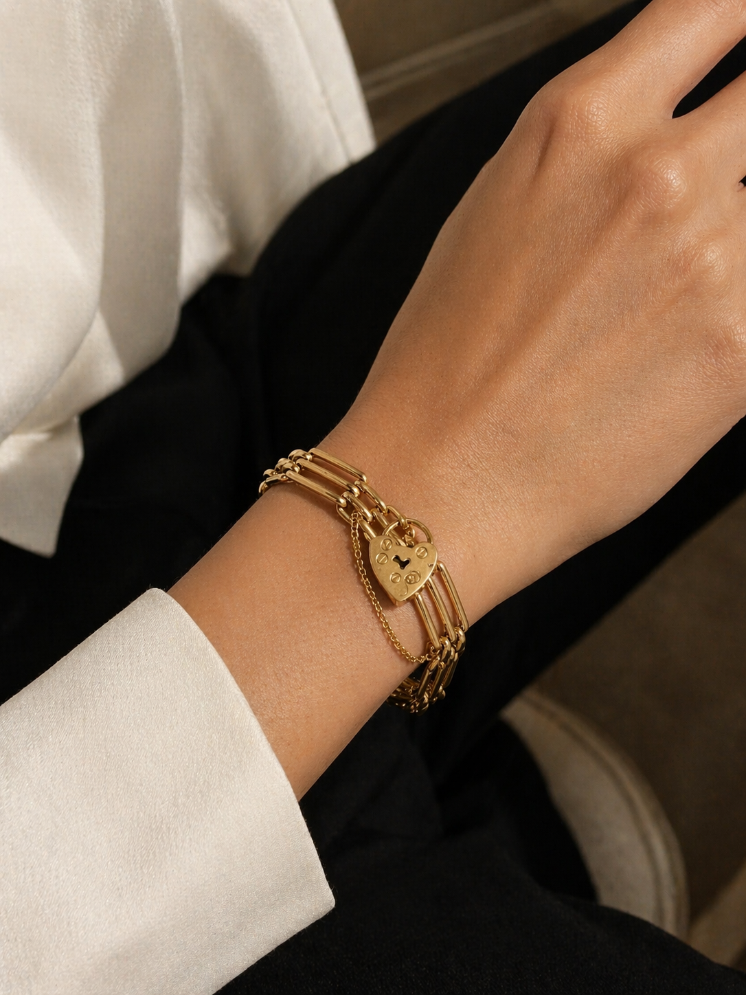 Heart clasp Paperclip bar link bracelet in 9K yellow gold