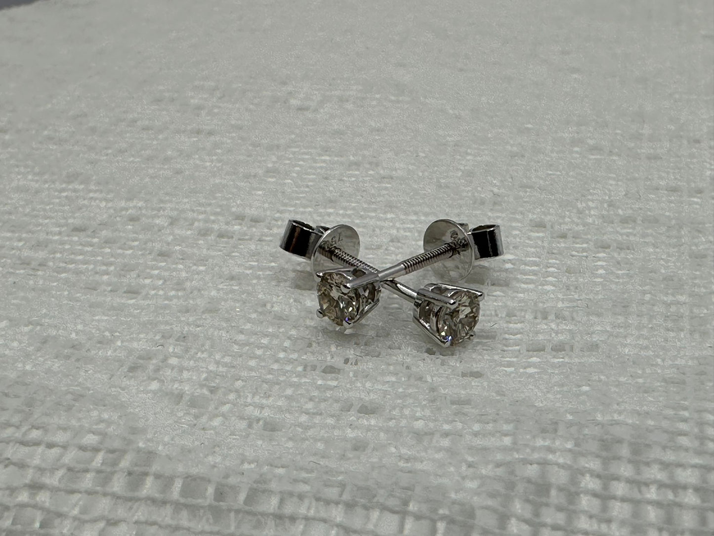 18K white gold diamond stud earrings