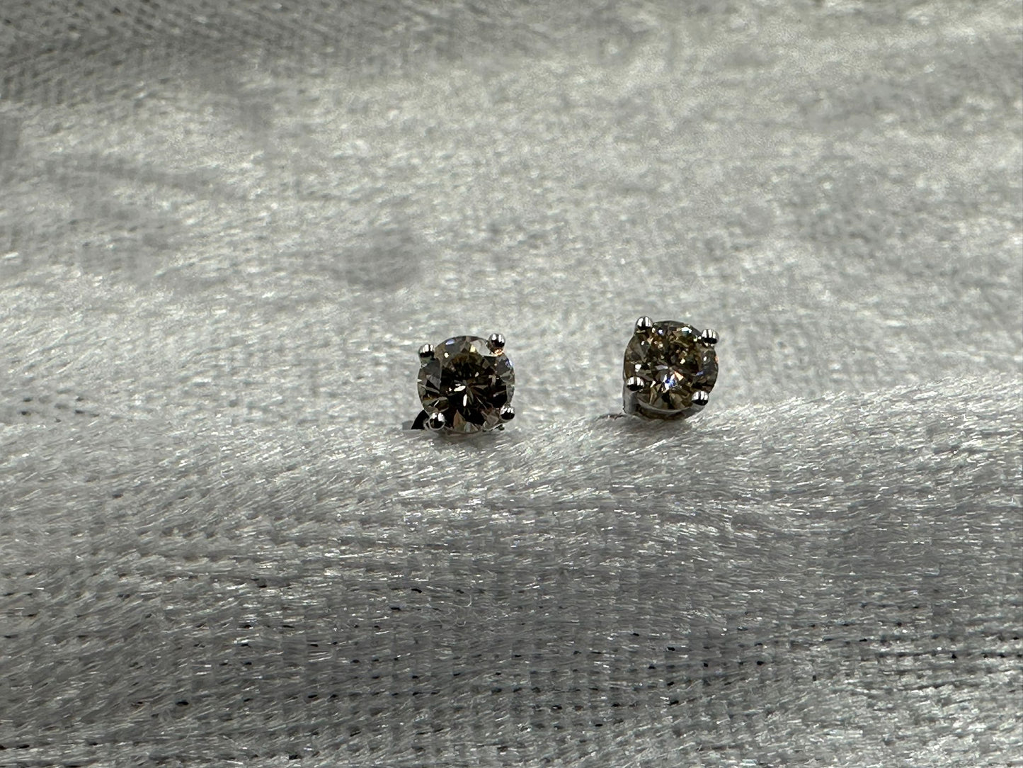 18K white gold diamond stud earrings