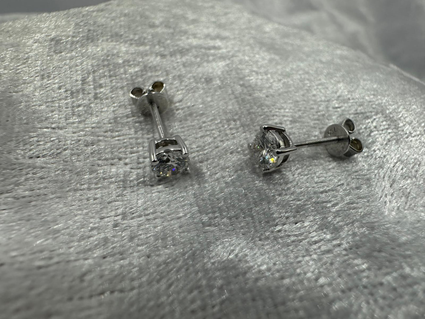 18K white gold 4 prong stud earrings with screwbacks