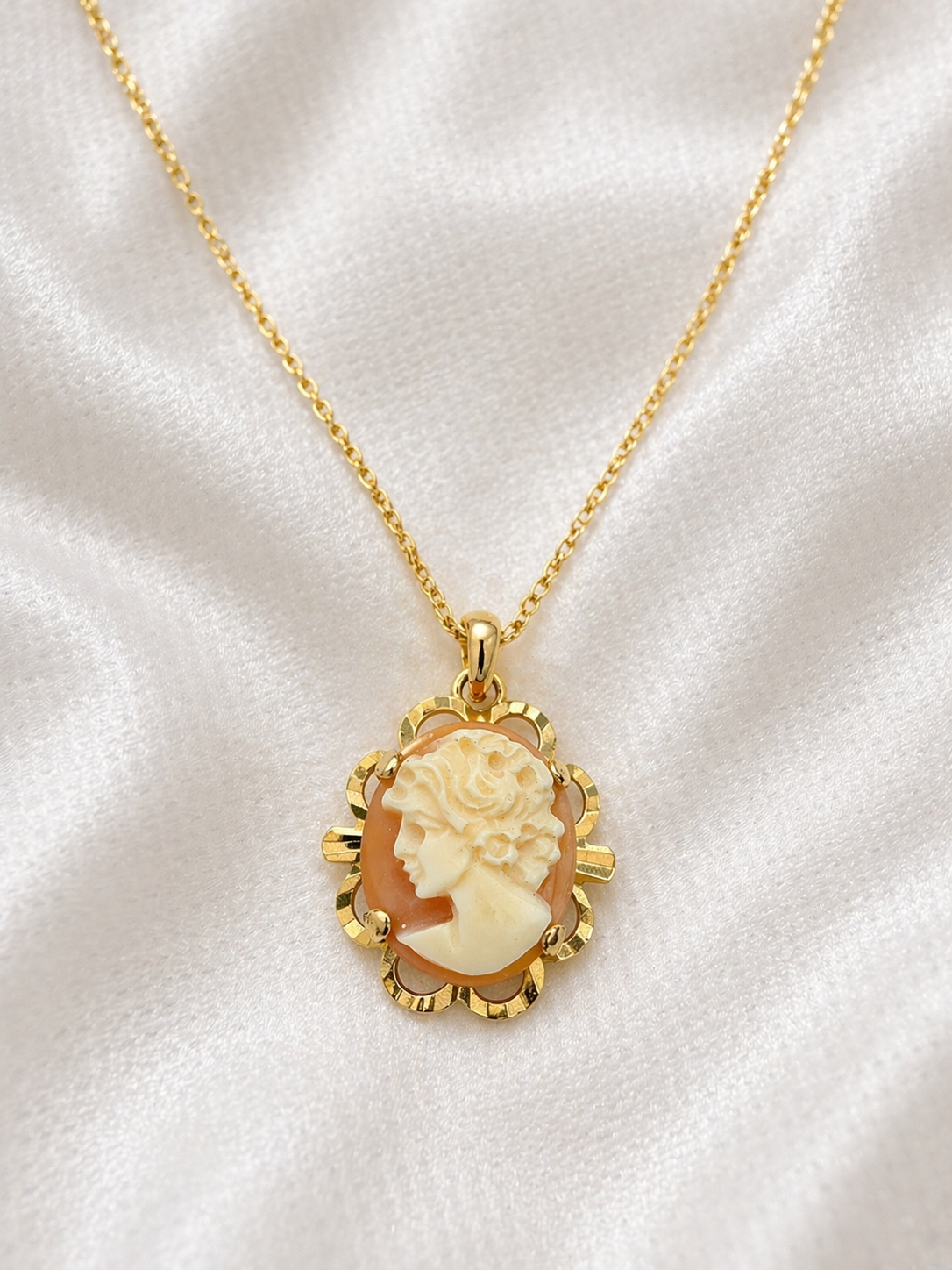 9K yellow gold Shell Cameo pendant