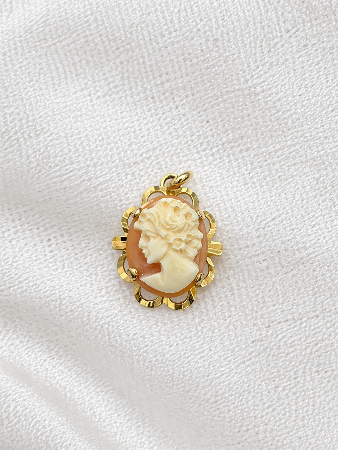 9K yellow gold Shell Cameo pendant
