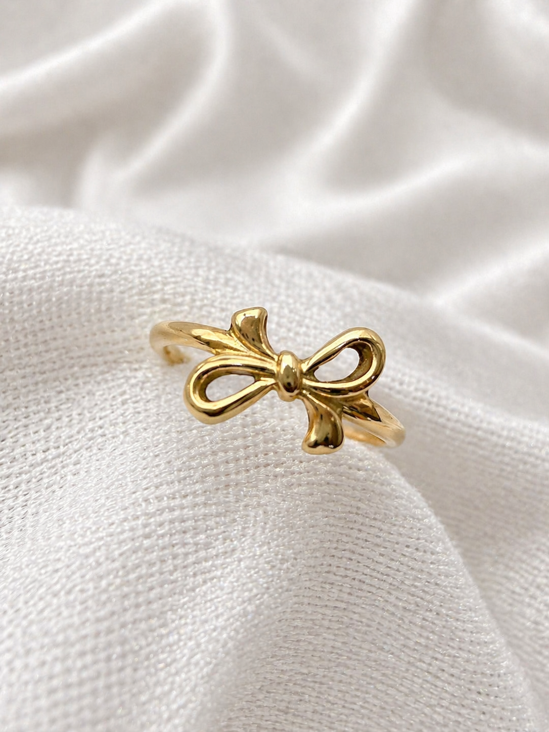 9K yellow gold ribbon stacker ring