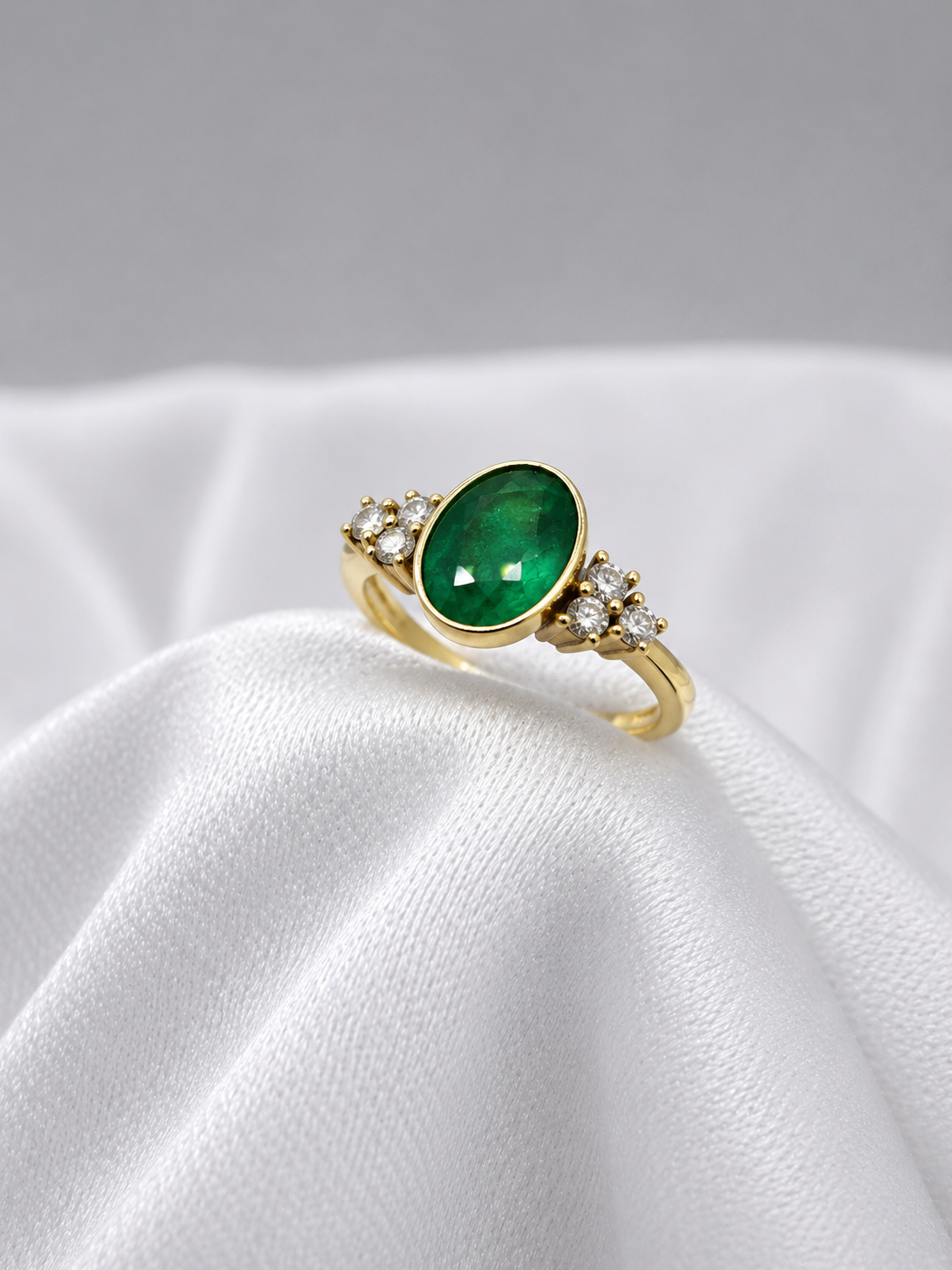 18K yellow gold oval green emerald ring with diamonds