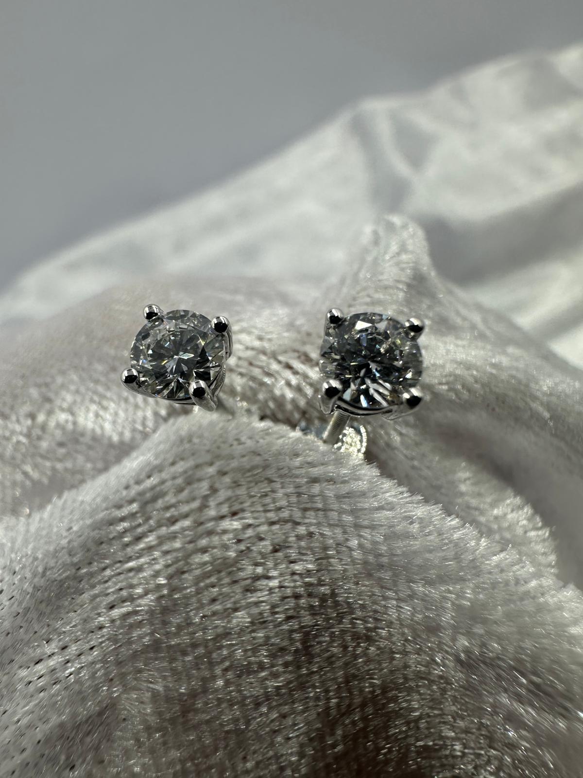 18K white gold 4 prong stud earrings with screwbacks
