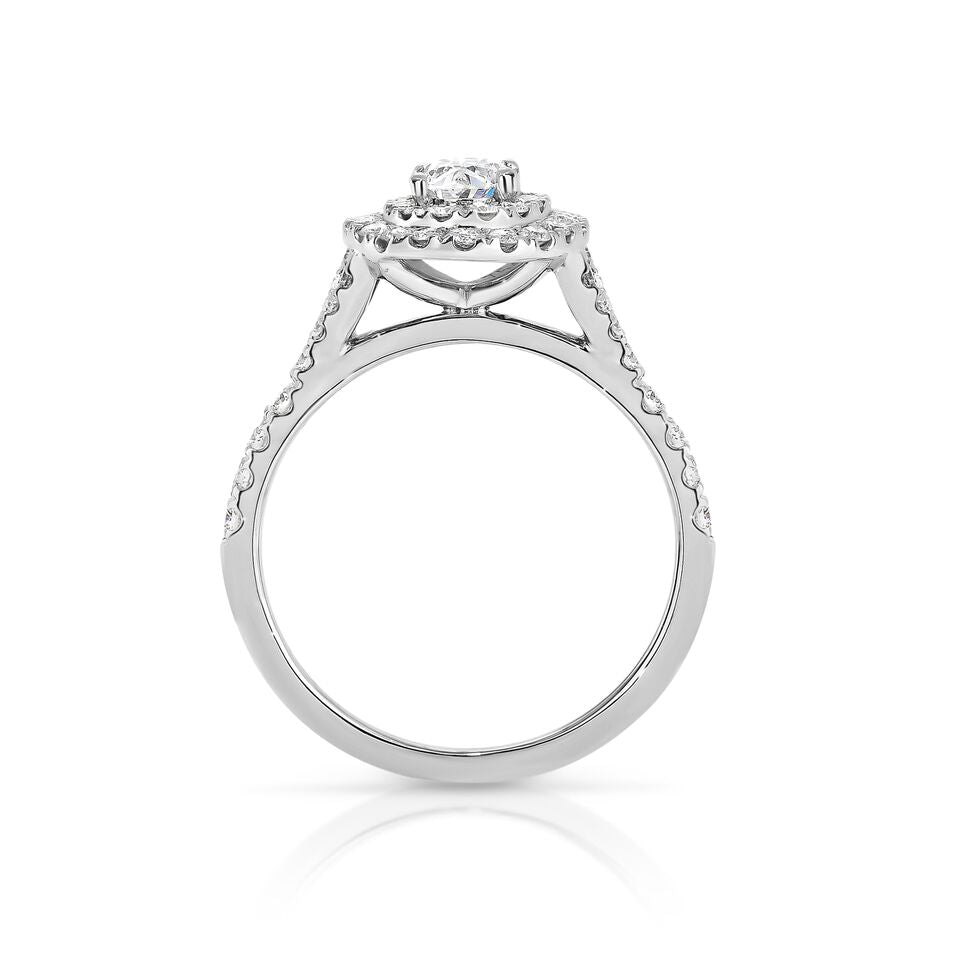 OVAL HALO RING. 1.10 CT TOTAL WEIGHT. 18K WHITE GOLD