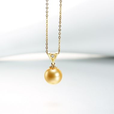 GOLD AUSTRALIAN SOUTH SEA PEARL 'V' DIAMOND PENDANT, front view