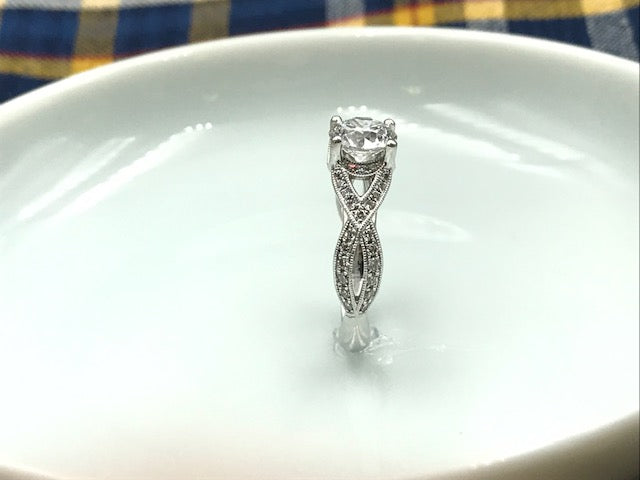 Lab Grown 1.01 ct E/SI2 round diamond set in Stunning twist diamond band ring