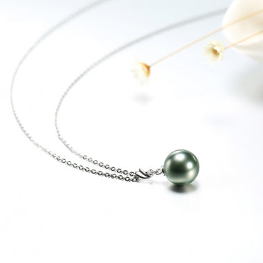 Tahitian Pearl diamond horn pendant, detail view